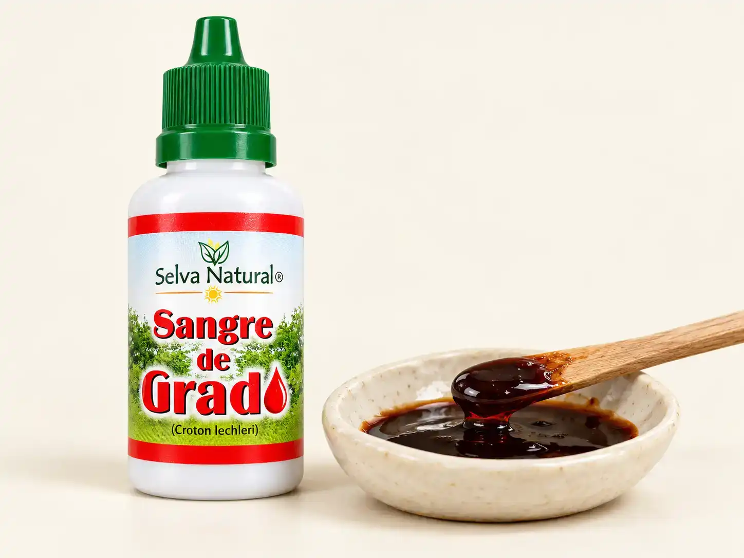 Sangre de Grado (Croton lechleri) z Peru: buteleczka Selva Natural i ciemnoczerwona żywica „smocza krew” na drewnianej łyżeczce w miseczce